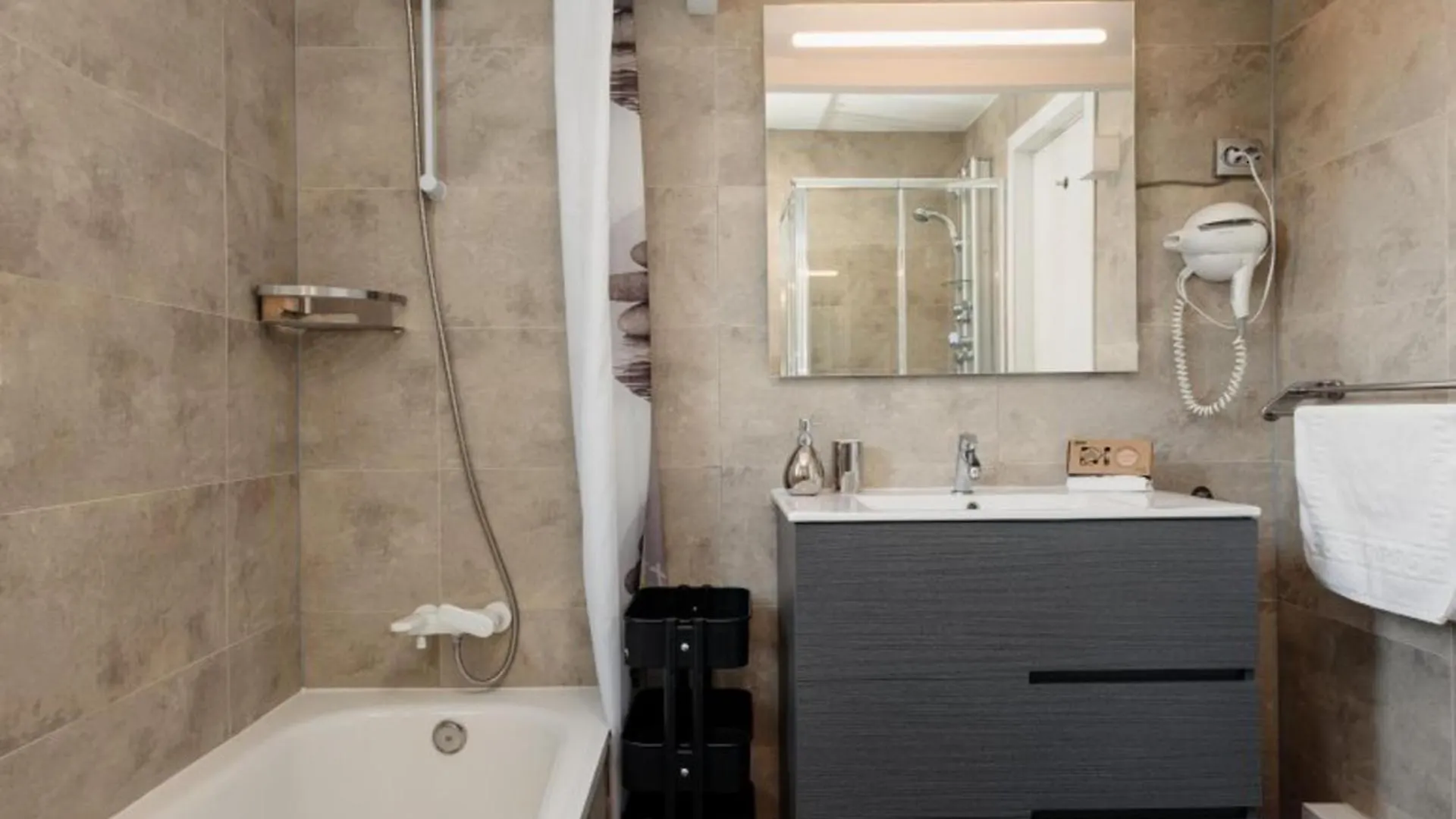 Refurbished 2-Bed Apartment In El Paraiso Alto Estepona Spain