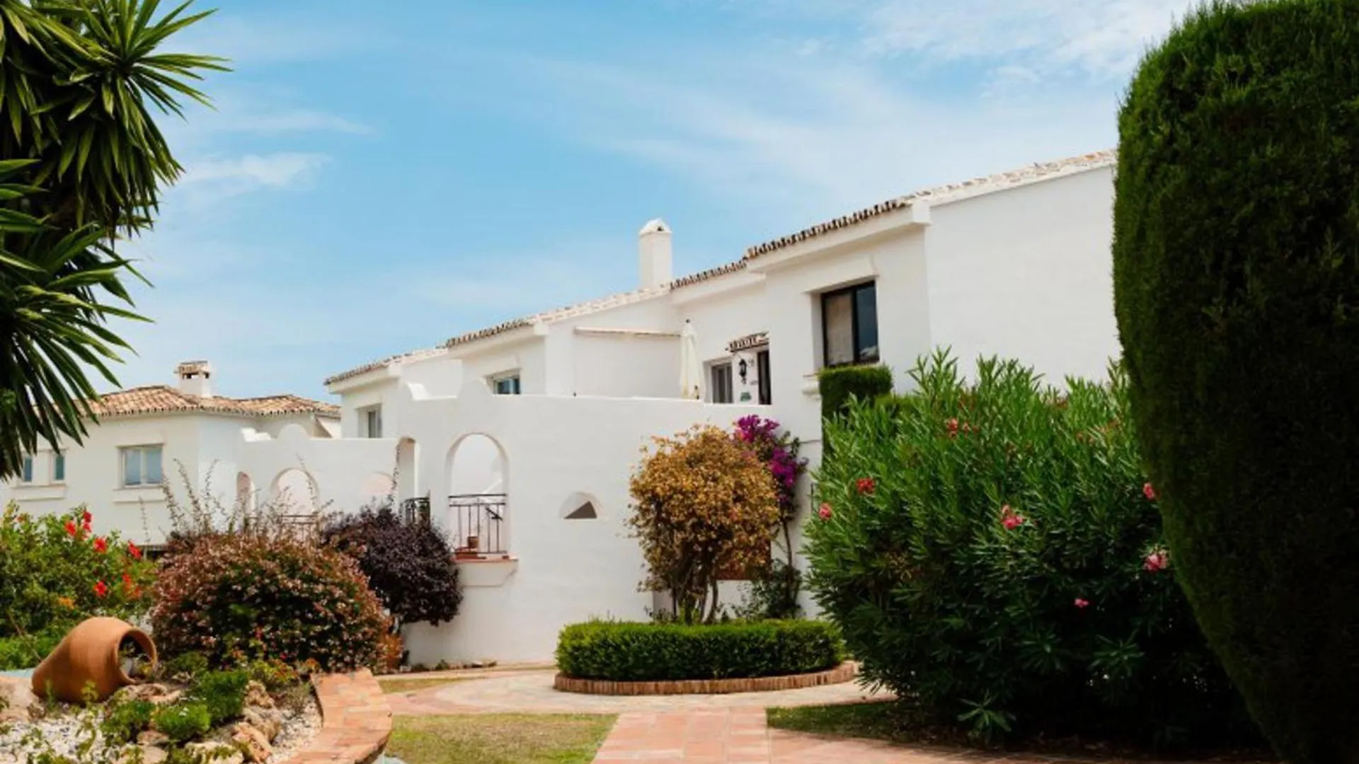 Refurbished 2-Bed Apartment In El Paraiso Alto Estepona